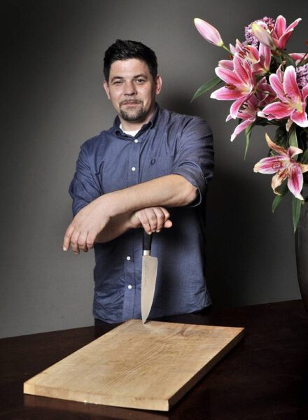 TV Koch Tim Mälzer mit Messer