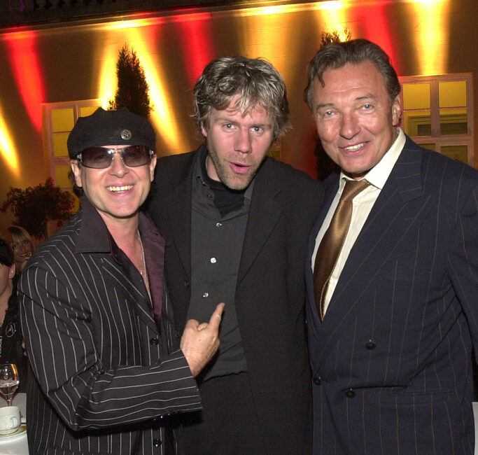 Berggarten2003
Bild Zeitungs Fest
Laus Meine (Scorpions) und Karel Gott mit dem bekloppten Scheffen
27.6.2003
©Henning Scheffen Tel: 0177 319 30 50
SSK Hannover BLZ: 25050180 Konto: 25069276
ASV Autor 4004961