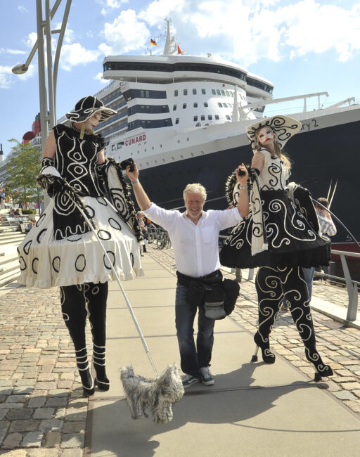 Hamburg 19.08.2012
Cruise Days 2012
Touristen in der Hafencity
Henning Scheffen mit Künstlern vor der Queen Mary 2