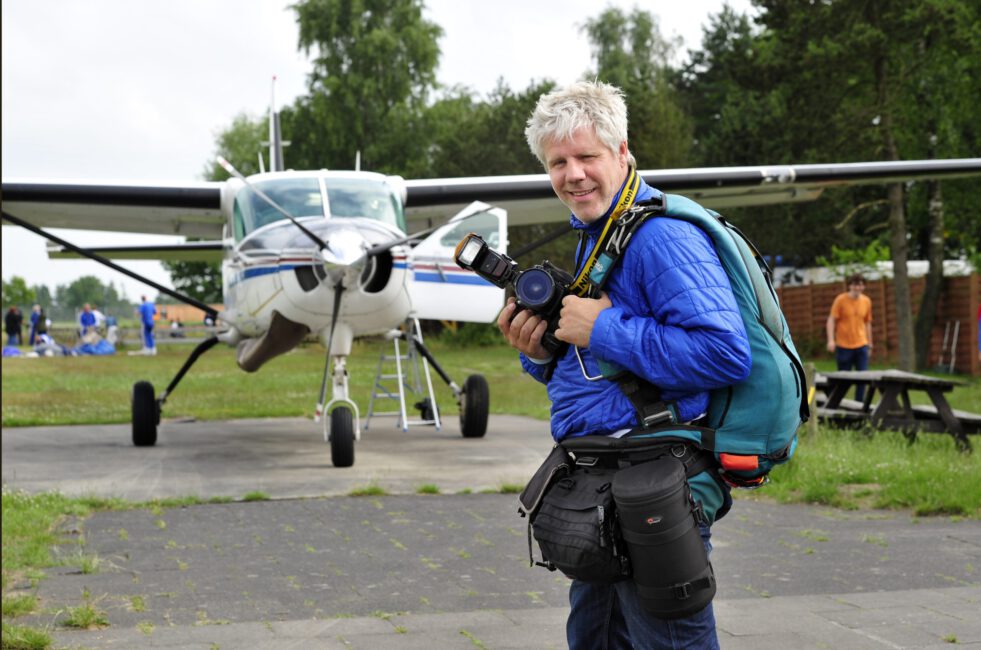 HAMBURG , 28.06.12, HENNING SCHEFFEN FOTOFRAF , FLUGPLATZ HARTENHOLM , FLIEGEN , FLUGZEUG , FALLSCHIRM SPRINGEN , FALLSCHIRMSPRUNG
COPYRIGHT:
RONALD SAWATZKI
TEL. 0171-202 30 40
ronald.sawatzki@t-online.de
POSTBANK
KTO. 62 97 87-203
BLZ 200 100 20
HONORAR + 7% MWST.
