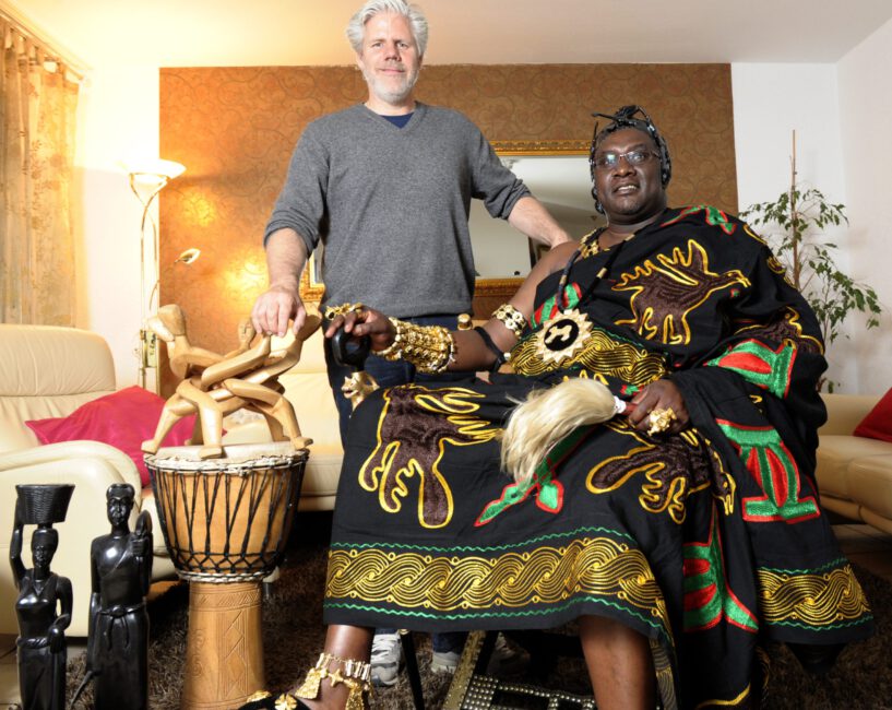 Hannover12.05.2014 WWW.SCHEFFEN.DE
der König Didi De-Graft aus Ghana
lebt in Bielefeld, ist Manager diverser Supermärkte und mit Sohn Marvin
Foto: HENNING SCHEFFEN PHOTOGRAPHY
MOBIL: 01773193050
WWW.SCHEFFEN.DE
info@SCHEFFEN.DE
Friedrich-Engels-Str. 31
30880 Laatzen
Region Hannover / Niedersachsen / GERMANY
Bankverbindung:
Sparkasse Hannover BLZ 25050180 Konto 25069276