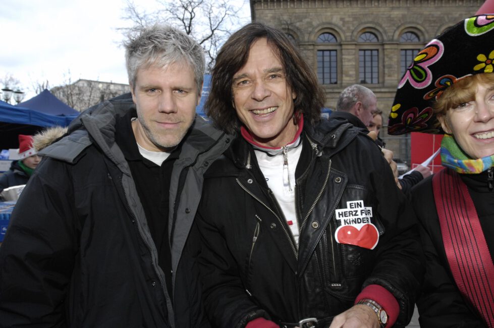 Bahlsen Keksverkauf
Benefizaktion zugunsten von "Ein Herz fr Kinder" der Bild Hannover vor dem Opernhaus , Opernplatz
HENNING SCHEFFEN -FOTOGRAF- MOBILTELEFON 00491773193050
WWW.FOTO-HANNOVER.DE , WWW.SCHEFFEN.DE INFO@FOTO-HANNOVER.DE
Friedrich Engels Strasse 31, 30880 Laatzen , Region Hannover
Bankverbindung: Sparkasse Hannover 25050180 Konto 25069276