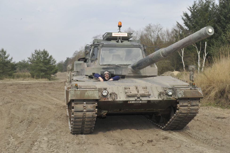WWW.SCHEFFEN.DE
Sally Meukow fhrt Kampfpanzer Leopard 2 in Munster
Foto: HENNING SCHEFFEN PHOTOGRAPHY
MOBIL: 01773193050
WWW.SCHEFFEN.DE
info@SCHEFFEN.DE
Friedrich-Engels-Str. 31
30880 Laatzen
Region Hannover / Niedersachsen / GERMANY
Bankverbindung:
Sparkasse Hannover BLZ 25050180 Konto 25069276