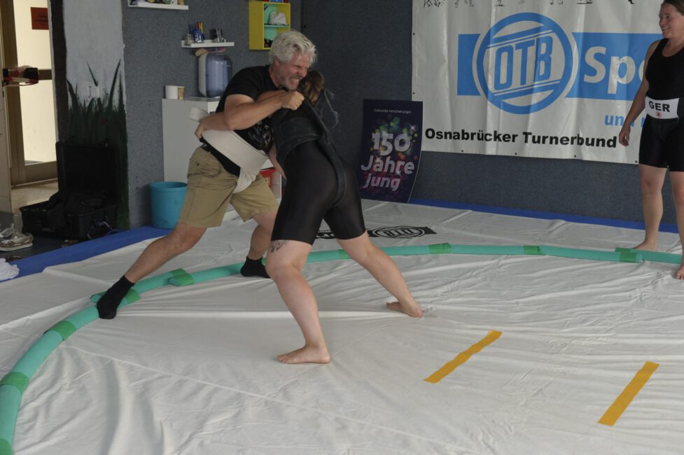 Hannover 29.07.2014 WWW.SCHEFFEN.DE
Osnabrck
Deutschlands beste SUMO Ringerin
Nicole Hehemann
mit der kleinen Lena und Trainingspartnerin Carina
Foto: HENNING SCHEFFEN PHOTOGRAPHY
MOBIL: 01773193050
WWW.SCHEFFEN.DE
info@SCHEFFEN.DE
Friedrich-Engels-Str. 31
30880 Laatzen
Region Hannover / Niedersachsen / GERMANY