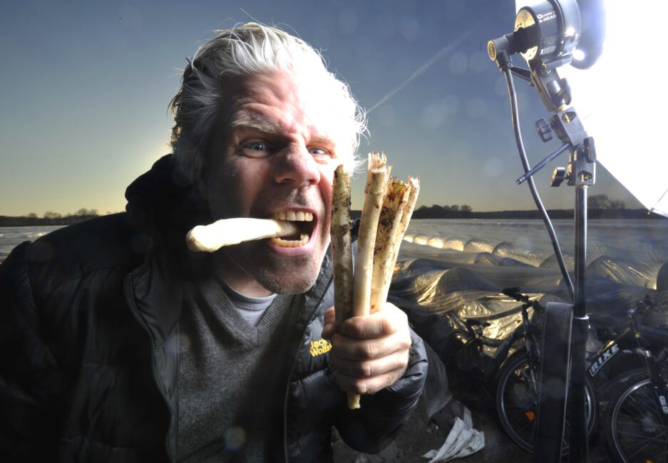 Hannover 12.03.2014 WWW.SCHEFFEN.DE
SPARGEL
Heinrich und Tristan haben für Bauer Heinrich mal kurz auf dem Feld unter die Planen geschaut und ca 1 Monat früher als normal den ersten Spargel entdeckt
Foto: HENNING SCHEFFEN PHOTOGRAPHY
MOBIL: 01773193050
WWW.SCHEFFEN.DE
info@SCHEFFEN.DE
Friedrich-Engels-Str. 31
30880 Laatzen
Region Hannover / Niedersachsen / GERMANY
Bankverbindung:
Sparkasse Hannover BLZ 25050180 Konto 25069276