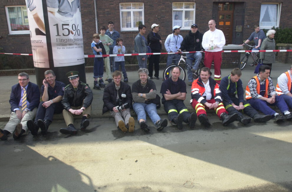 Üstra Tod
Foto Henning Scheffen Hannover 24.3.2005
Strassenbahnunfall
Ein HIV-positiver Junkie kletterte zwischen 2 Üstra Wagen über die Kupplung, die Bahn fuhr an, riss die Person ca 600 m mit bis diese in alle Einzelteile zerrissen war. Die Organe und Körperteile befanden sich auf die gesamte Fahrstrecke verteilt , Polizisten sicherten bis zur Dekontamination den kompletten Ricklinger Stadtweg.Der Polizist, der die Person kurz vorher aus dem Polizeigewarsam entliess musste sie auch versuchen zu identifizieren. !Achtung! Leiche evtl pixeln.
Henning Scheffen
!Fotograf!
WWW.SCHEFFEN.DE
Mobiltelefon : 0049177/3193050
ASV Autorennummer 4004961