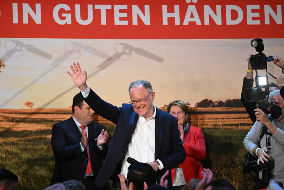 09.10.2022, Niedersachsen, Hannover: Stephan Weil (SPD), Ministerpräsident von Niedersachsen, jubelt auf der SPD-Wahlparty auf der Bühne. Foto: Bernd von Jutrczenka/dpa +++ dpa-Bildfunk +++
